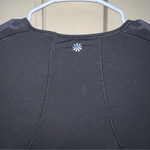 Athleta Black Athleisure Long Sleeve Workout Shirt With Thumbholes Size XS - Picture 7 of 8